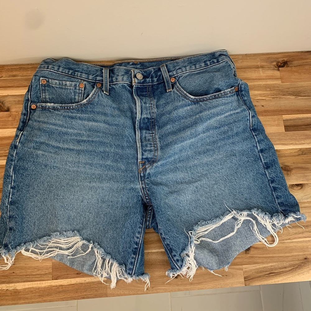 Levi’s Classic Hi-Rise Denim Shorts ||Size 32